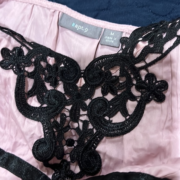 NWT Women’s Size Medium Blouse Top, Dusty Rose Black Accents Ties in back, Lace - Picture 6 of 6